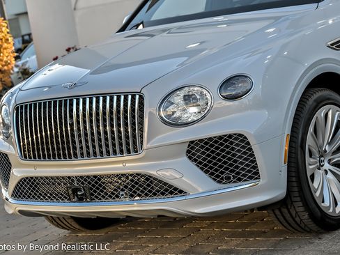 Used 2024 Bentley Bentayga image 11