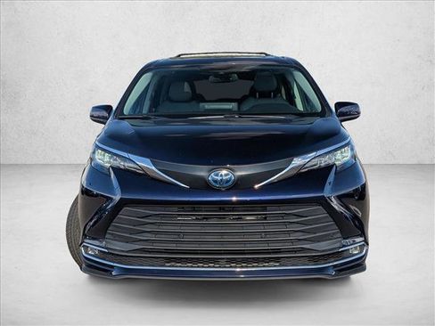 Used 2022 Toyota Sienna XLE image 2