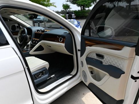 Used 2023 Bentley Bentayga AWD/4WD image 60