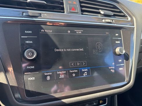 Used 2021 Volkswagen Tiguan SE image 32