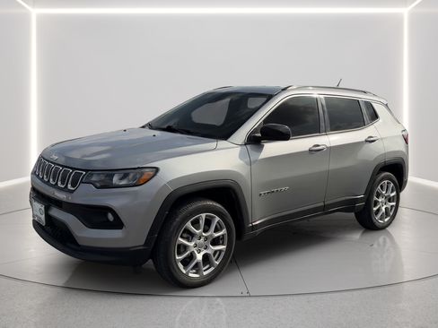 Used 2022 Jeep Compass Latitude AWD/4WD image 1