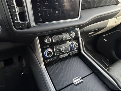 Used 2024 GMC Yukon Denali AWD/4WD image 14