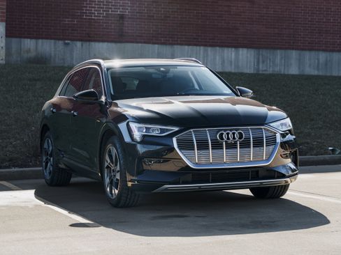 Certified 2023 Audi e-tron Premium Plus w/ Premium Plus Package image 2