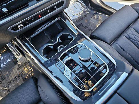 Used 2025 BMW X7 M60i image 27