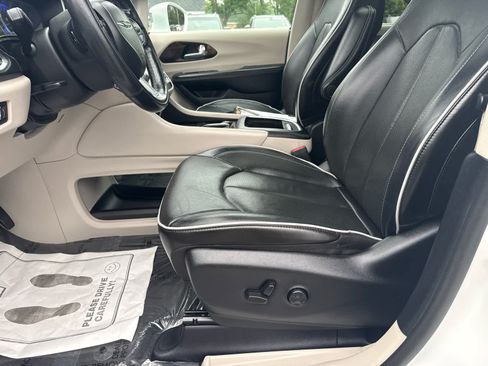 Used 2022 Chrysler Pacifica Limited FWD image 11