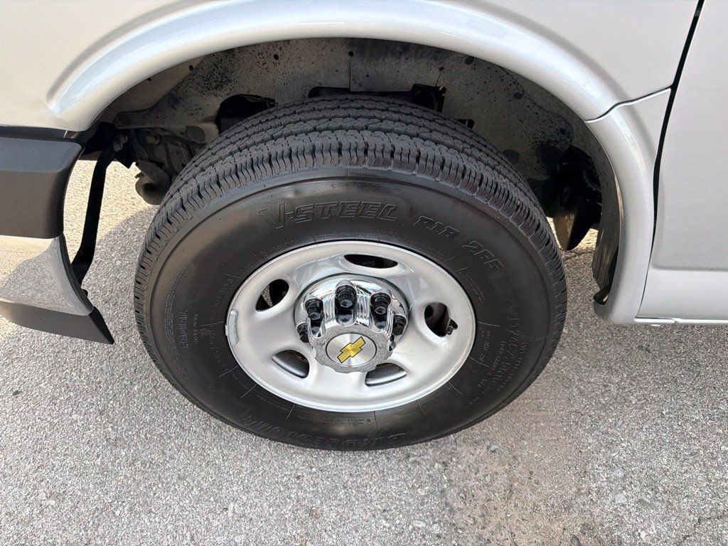 Used 2025 Chevrolet Express 3500 LT w/ LT Preferred Equipment Group RWD image 8