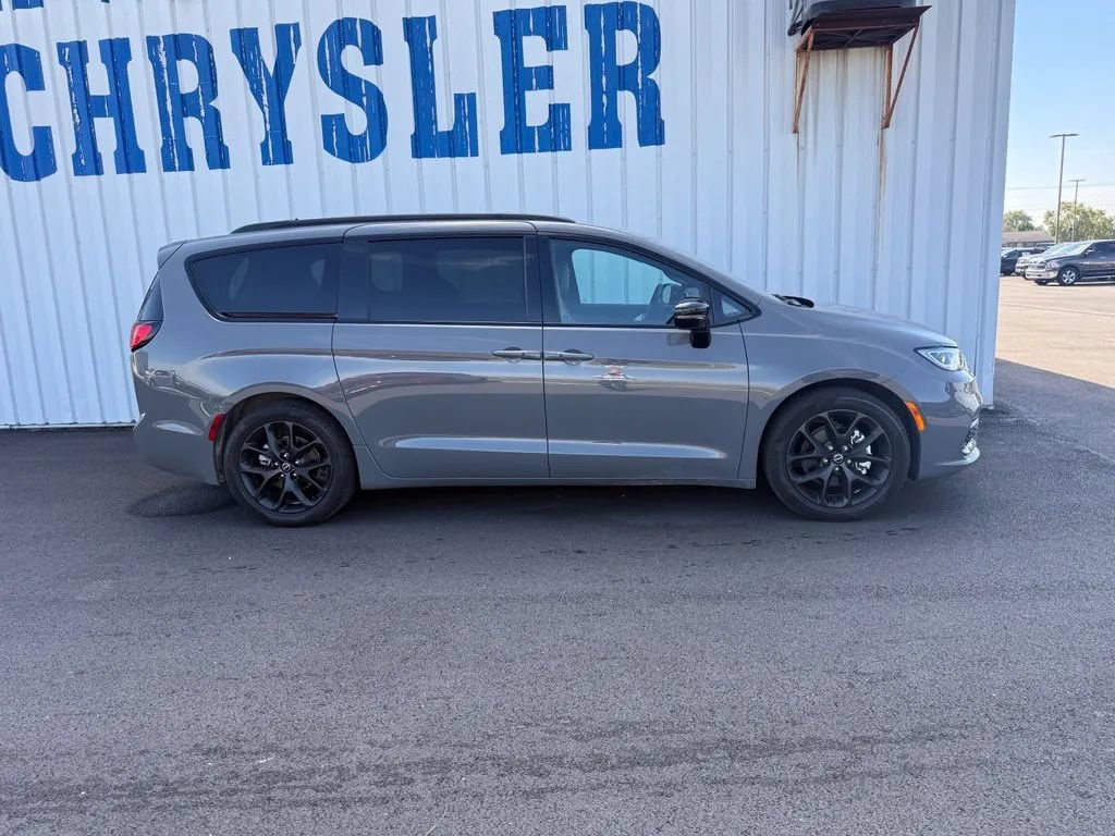 Used 2025 Chrysler Pacifica Limited w/ Trailer Tow Group FWD image 9