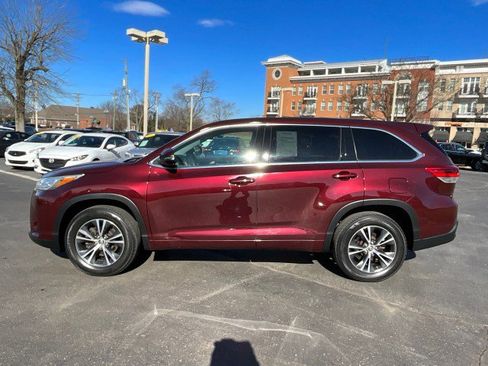 Used 2018 Toyota Highlander LE image 3