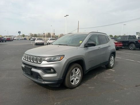 Used 2022 Jeep Compass Latitude image 3