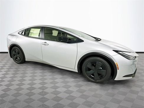 New 2026 Toyota Prius SE image 3