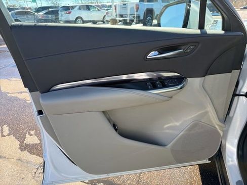 Certified 2022 Cadillac XT4 Luxury w/ Cold Weather Package image 9