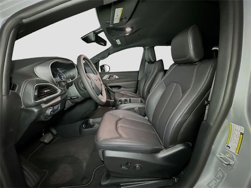 New 2026 Chrysler Pacifica Select image 14