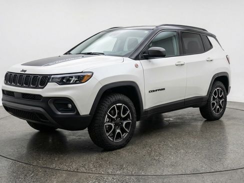 Used 2025 Jeep Compass Trailhawk image 3