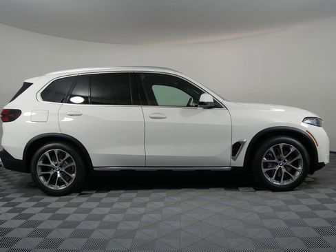 Used 2025 BMW X5 xDrive50e image 2