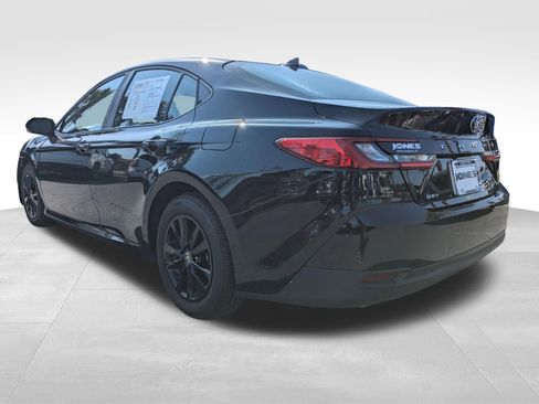 Used 2025 Toyota Camry LE image 8