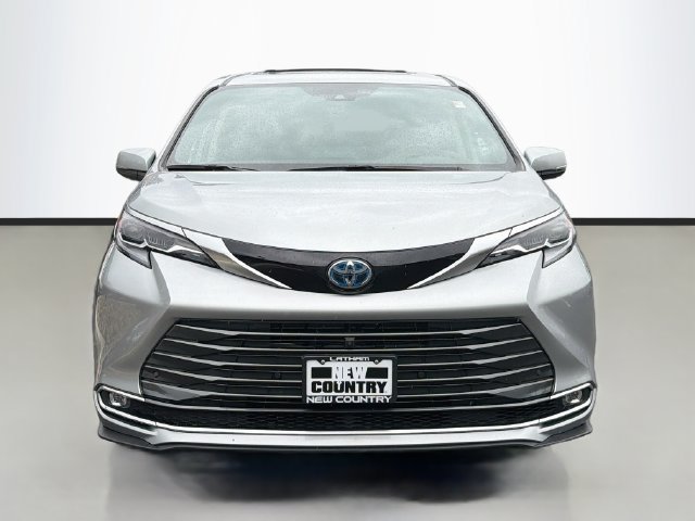Used 2024 Toyota Sienna Platinum AWD/4WD image 2