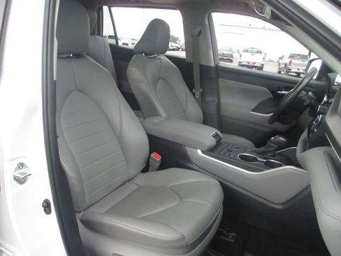 Used 2024 Toyota Highlander XLE AWD/4WD image 23