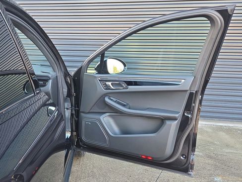 Certified 2026 Porsche Macan image 20