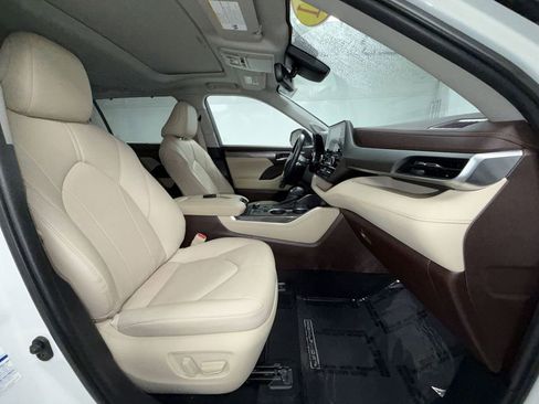 Used 2021 Toyota Highlander Limited image 11