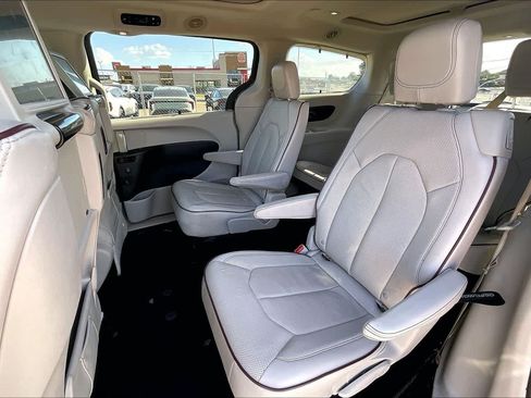 Used 2017 Chrysler Pacifica Limited FWD image 28