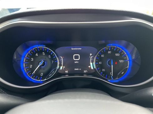 Used 2024 Chrysler Pacifica Touring-L AWD/4WD image 27