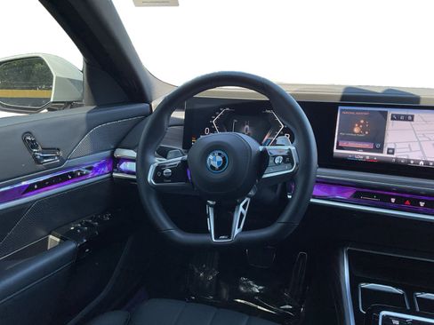 Used 2025 BMW 750e xDrive w/ Premium Package AWD/4WD image 11