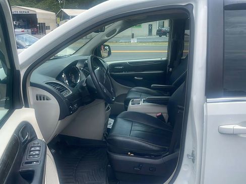 Used 2013 Chrysler Town & Country Touring FWD image 8