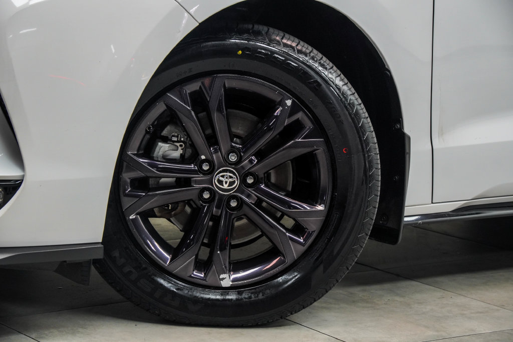 Used 2024 Toyota Sienna XSE w/ XSE Plus Package AWD/4WD image 4