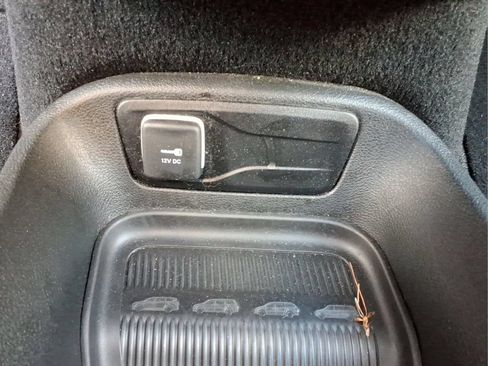 Used 2025 Chrysler Pacifica Select FWD image 13