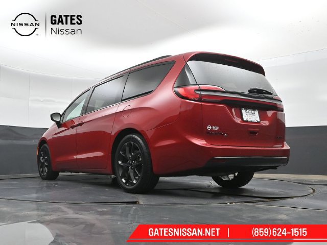 Used 2025 Chrysler Pacifica Limited FWD image 49