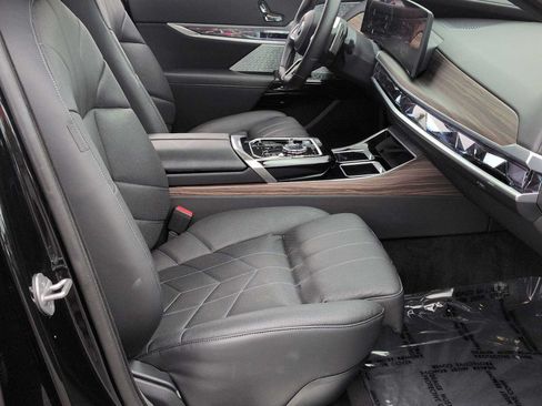 Used 2023 BMW 760i xDrive AWD/4WD image 24