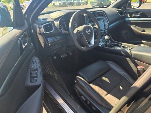 Used 2023 Nissan Maxima SR w/ Sport Mat Group FWD image 9