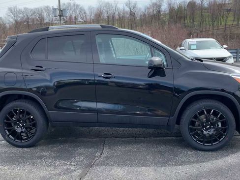 Certified 2022 Chevrolet Trax LT w/ Midnight Edition image 9