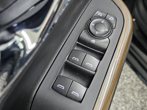 Used 2023 GMC Acadia SLE FWD image 31