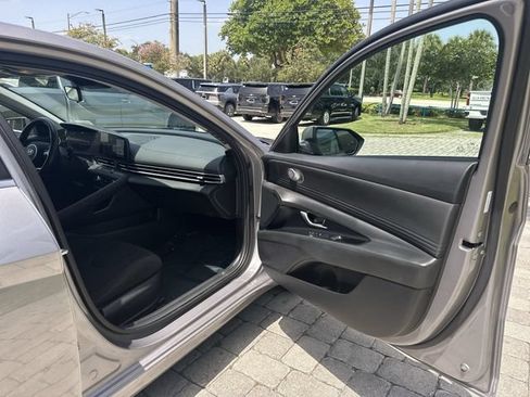 Used 2025 Hyundai Elantra SEL FWD image 23