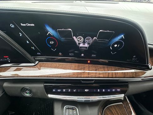Used 2021 Cadillac Escalade Sport Platinum w/ LPO, ONYX Package AWD/4WD image 18