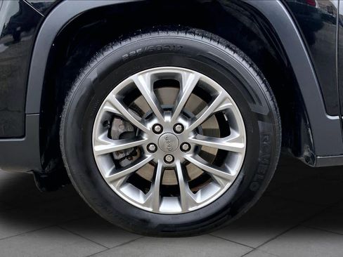 Used 2020 Jeep Cherokee Latitude Plus FWD image 11