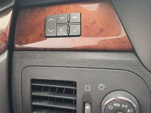 Used 2010 Cadillac DTS Premium image 52