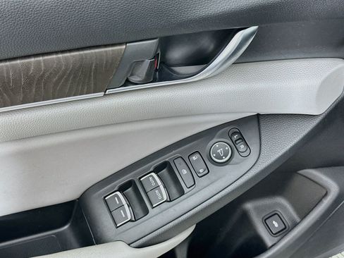 Used 2018 Honda Accord EX image 15
