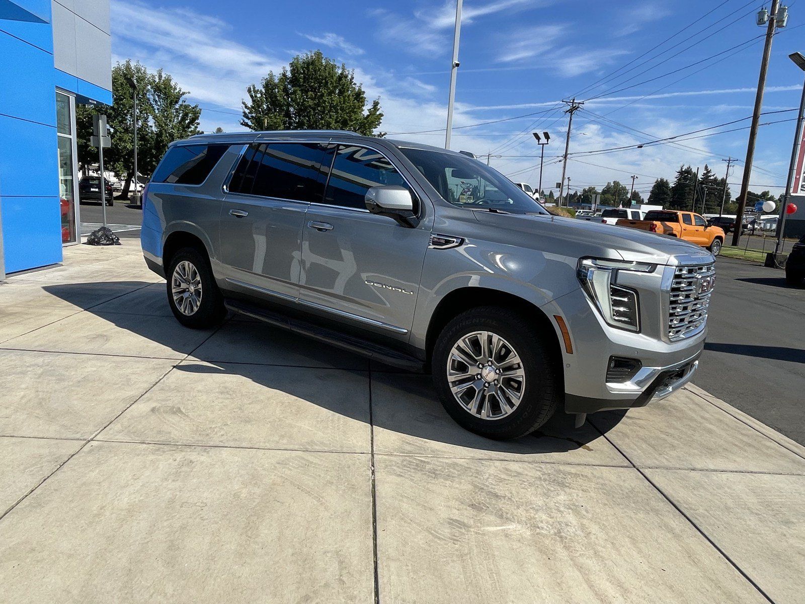 Used 2025 GMC Yukon XL Denali AWD/4WD image 7