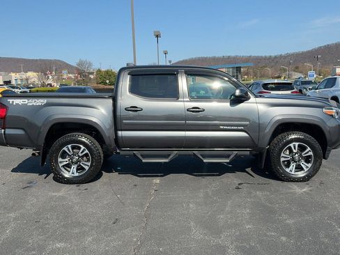 Used 2018 Toyota Tacoma TRD Sport image 4