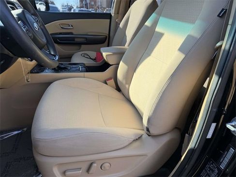 Used 2017 Kia Sedona LX image 18