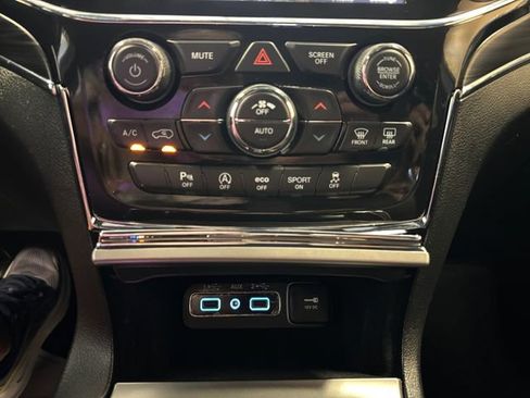 Used 2022 Jeep Grand Cherokee Limited AWD/4WD image 23