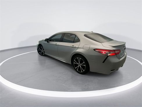 Used 2020 Toyota Camry SE image 2