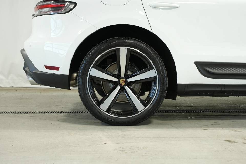 Certified 2026 Porsche Macan AWD/4WD image 38