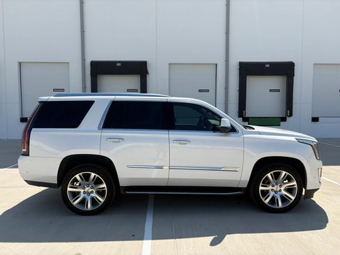 Used 2017 Cadillac Escalade Luxury RWD image 3