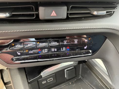 Used 2022 Buick Envision Preferred FWD image 34