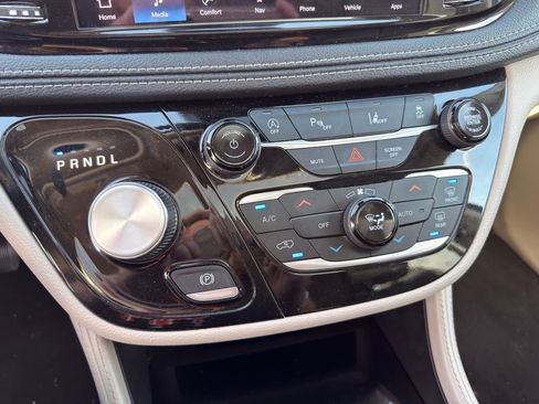 Used 2023 Chrysler Pacifica Limited image 21