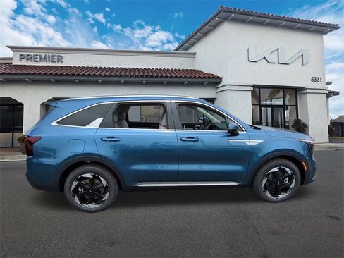 Certified 2025 Kia Sorento EX image 8