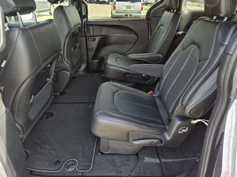 New 2026 Chrysler Pacifica Select image 14